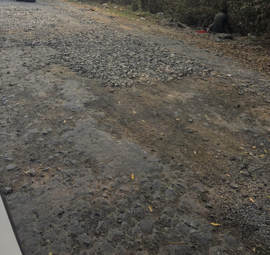 तीन वेळा रस्ता, तीन वेळा बुजवाबुजवी; पण भ्रष्टाचाराचा खड्डा अजूनही तसाच..