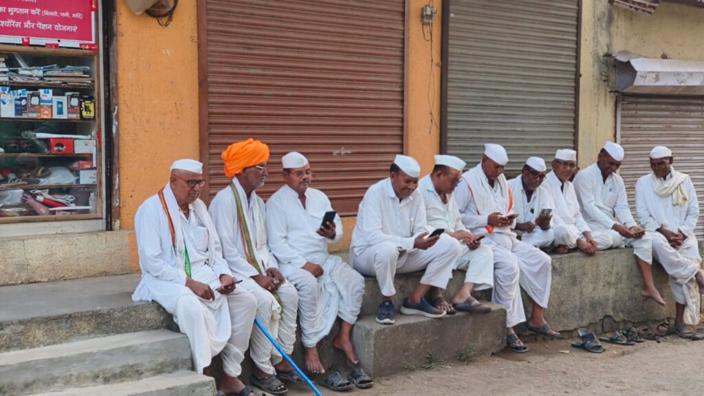 सोशल मिडीयाचा वाढता प्रभाव… मोबाईलच्या वापराने बदलली गाव संस्कृती